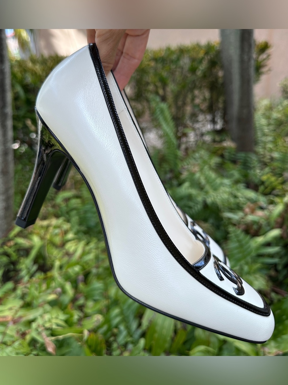2026B CHANEL WHITE AND BLACK LEATHER PUMPS HEELS SHOES with GOLD CC LOGO 40